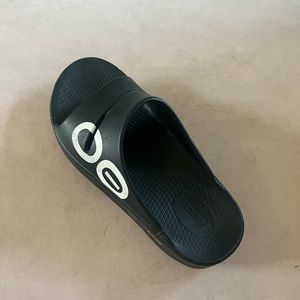 Oofos size 6 super comfy cloud-like sporty slides